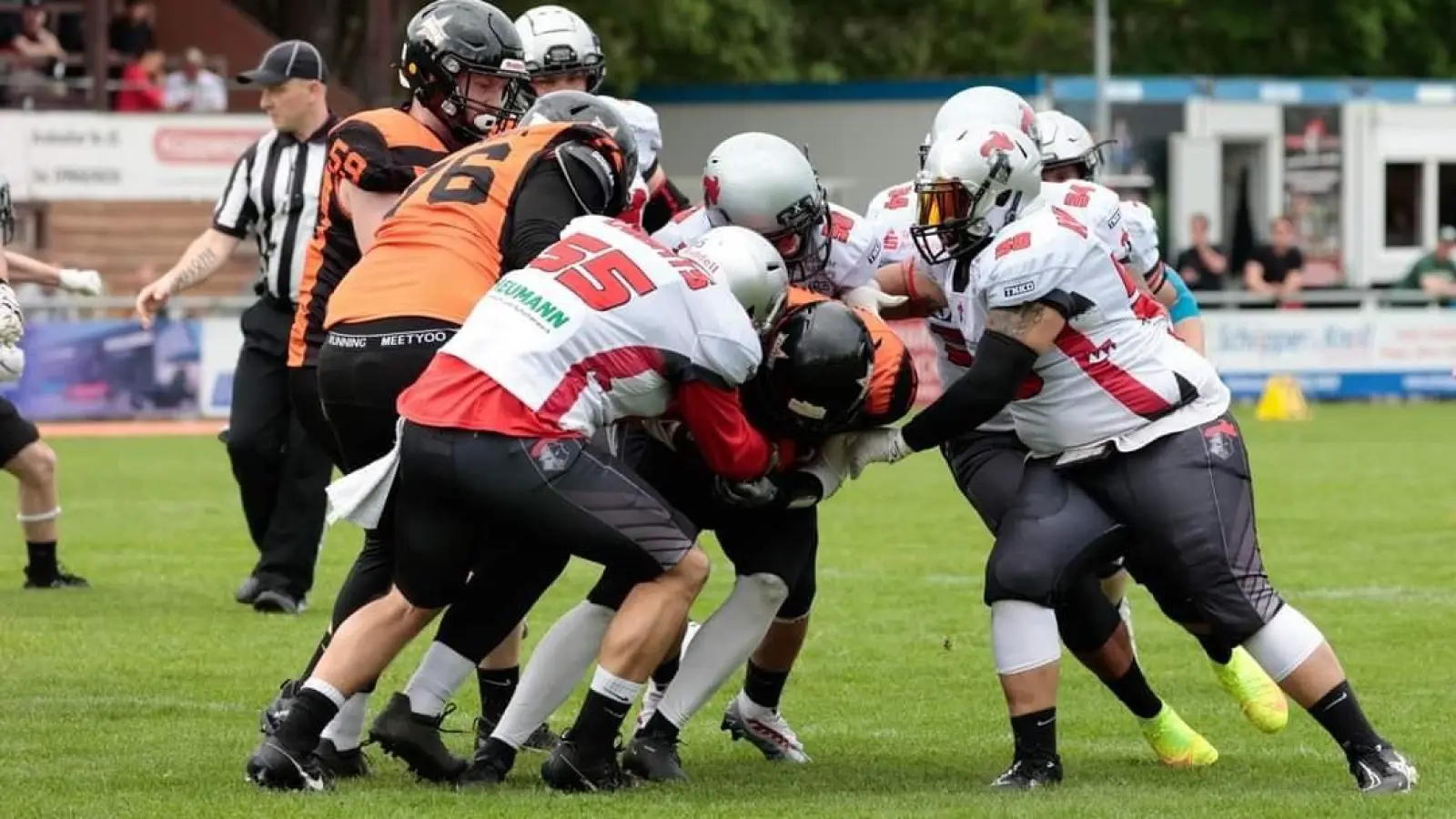 Die Defensive der Knights (weiß) stoppt einen Laufspielzug der München Rangers. (Foto: Thomas Lüdtke)