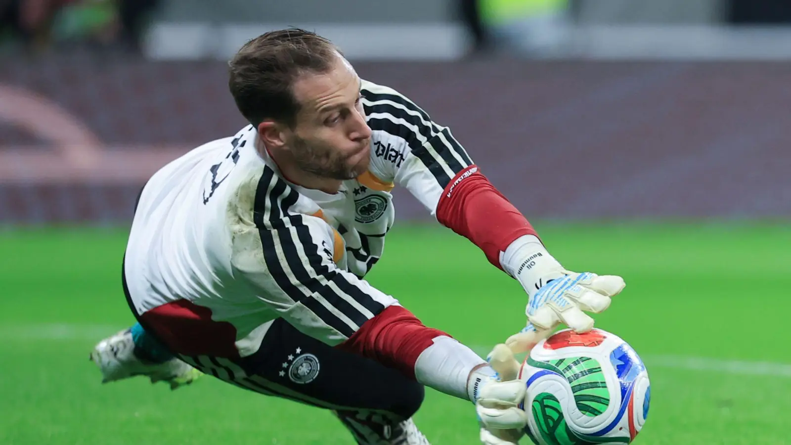 Oliver Baumann pariert beim Aufwärmtraining einen Ball. (Archivbild) (Foto: Jan Woitas/dpa)