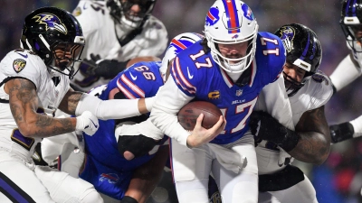 Josh Allen (rechts) erledigte, was erledigt werden musste für die Bills. (Foto: Adrian Kraus/AP/dpa)