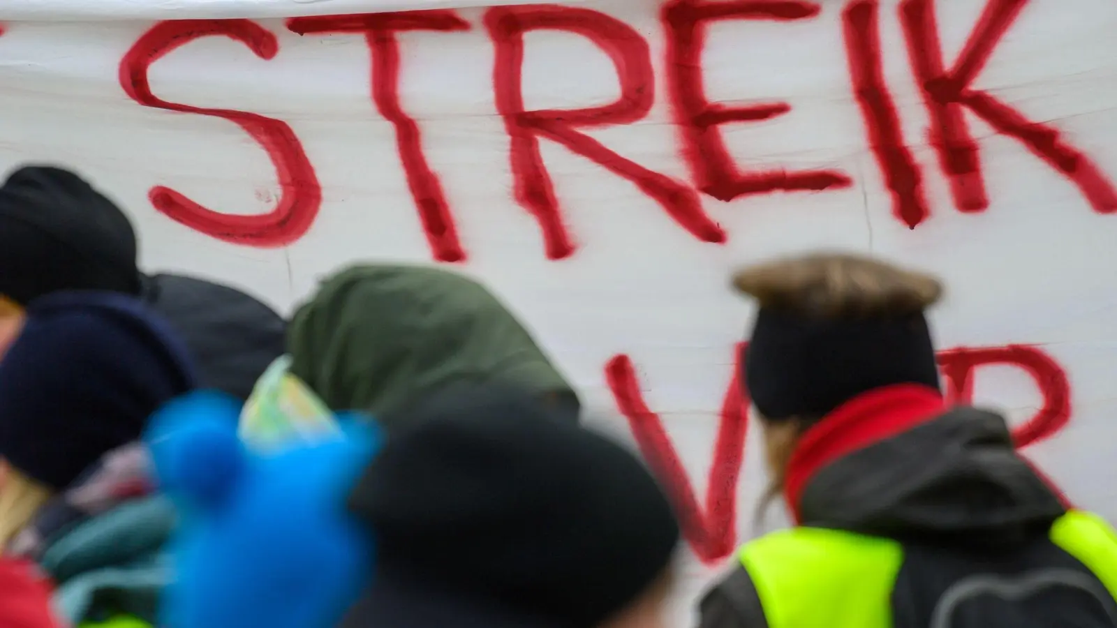Wie hier in Magdeburg soll es in der kommenden Woche noch einmal viele Warnstreiks geben. (Archivbild) (Foto: Klaus-Dietmar Gabbert/dpa)