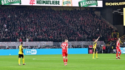 Die Gästefans des FC Bayern waren beim Topspiel in Dortmund merklich still. (Foto: David Inderlied/dpa)