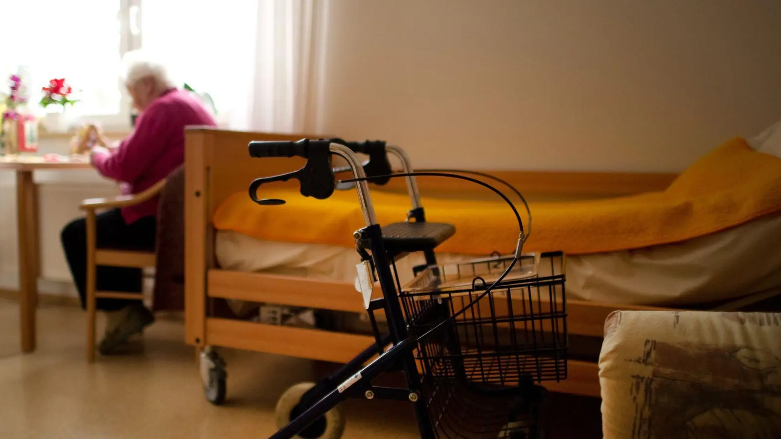 Struktur gibt Sicherheit: Ein geregelter Tagesrhythmus hilft besonders bei Demenz und kann das Einschlafen erleichtern. (Foto: Arno Burgi/dpa-Zentralbild/dpa-tmn)