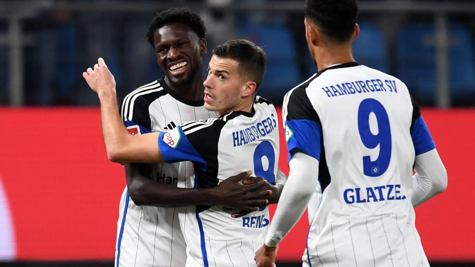 Der Hamburger SV bleibt durch den Sieg gegen Magdeburg an St. Pauli dran. (Foto: Daniel Bockwoldt/dpa)