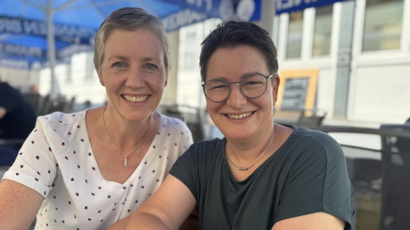 „Singen verbindet einfach”: Katrin Mathieu (links) und Nici Mathieu hatten großen Spaß beim „Singen mit Sir Simon”. (Foto: Lara Hausleitner)