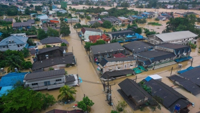 Die Zahl der Toten in Südthailand steigt. Viele sind ertrunken. (Foto: Arnun Chonmahatrakool/AP/dpa)