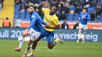 Salomon Nkoa (r, Eintracht Braunschweig) im Zweikampf mit Killian Corredor (SV Darmstadt 98). (Foto: Swen Pförtner/dpa)