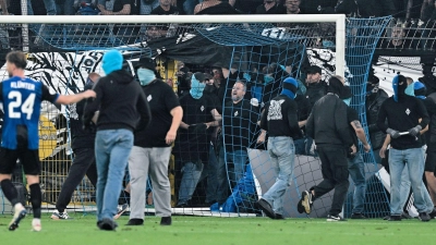 Waldhof-Fans stürmen auf das Feld. (Foto: Uwe Anspach/dpa)