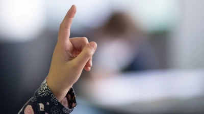 Junge Menschen glauben einer Umfrage zufolge mehrheitlich nicht an Chancengleichheit bei der Bildung. Einflussfaktoren, wie die Qualität der Schule und der Lehrer, landeten dabei ganz vorn. (Foto: Marijan Murat/dpa)