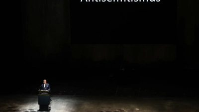 Friedman bei seiner Rede im Festspielhaus. (Foto: Daniel Löb/dpa)