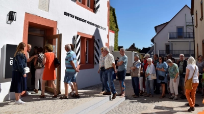 Vor dem ersten Blick in das neue Museum war bei den Besuchern wegen des großen Andrangs erst einmal Geduld gefragt. (Foto: Christina Özbek)