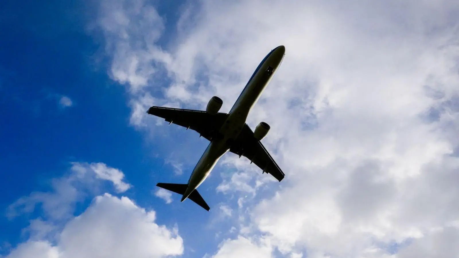 Wer ab Mai fliegt, muss vielleicht mehr Geld zahlen. (Foto: Julian Stratenschulte/dpa)