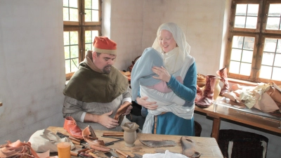 Darsteller der Gruppe „Bayreuth 1476“ zeigen im Freilandmuseum das Alltagsleben einfacher Handwerker aus jener Zeit. (Foto: Hans-Bernd Glanz)