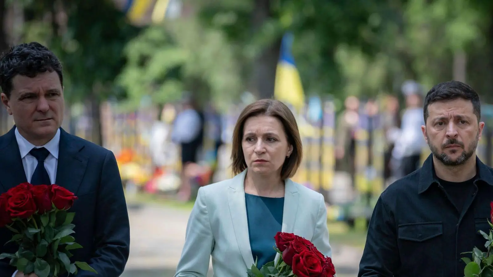 Staats- und Regierungschefs aus Südosteuropa legten in Odessa Blumen für gefallene ukrainische Soldaten nieder.  (Foto: Uncredited/Presidential Press Service/AP/dpa)
