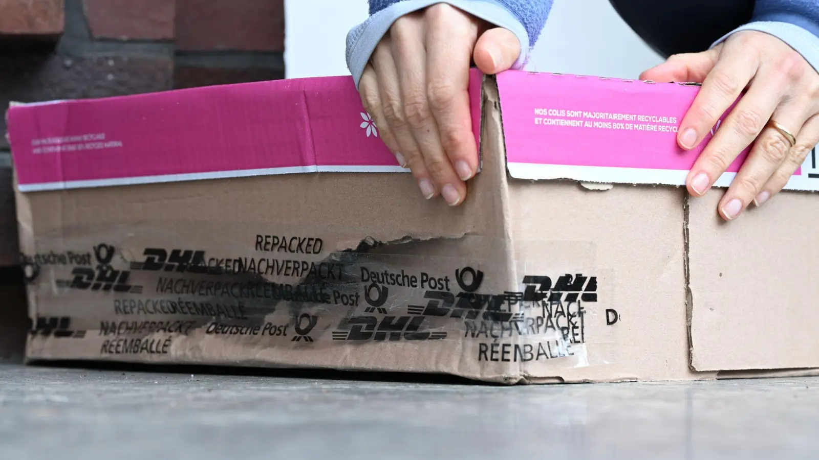 Das mit Klebeband notdürftig geflickte Paket ist endlich da, der Inhalt kaputt: Eine beispielhafte Szene aus Deutschland im November 2025. (Foto: Wolf von Dewitz/dpa)