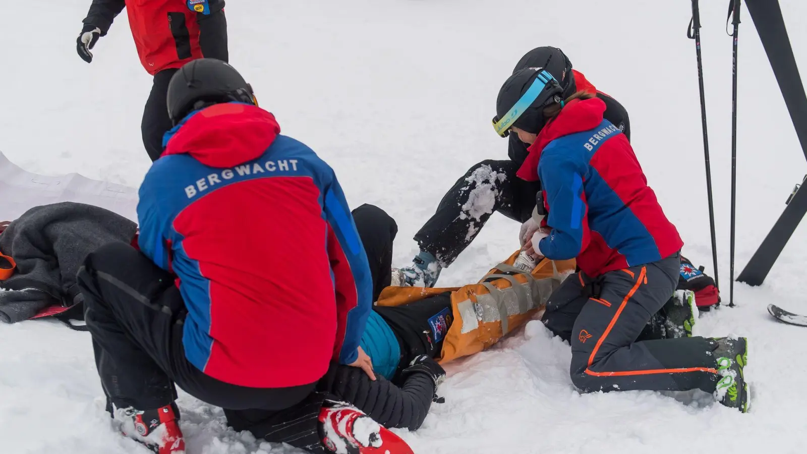 Ein Skiunfall kann den Reiseabbruch bedeuten: Wer eine Reiseabbruchversicherung abgeschlossen hat, kann sich in diesem Fall die Kosten erstatten lassen. (Foto: Benjamin Nolte/dpa-tmn)