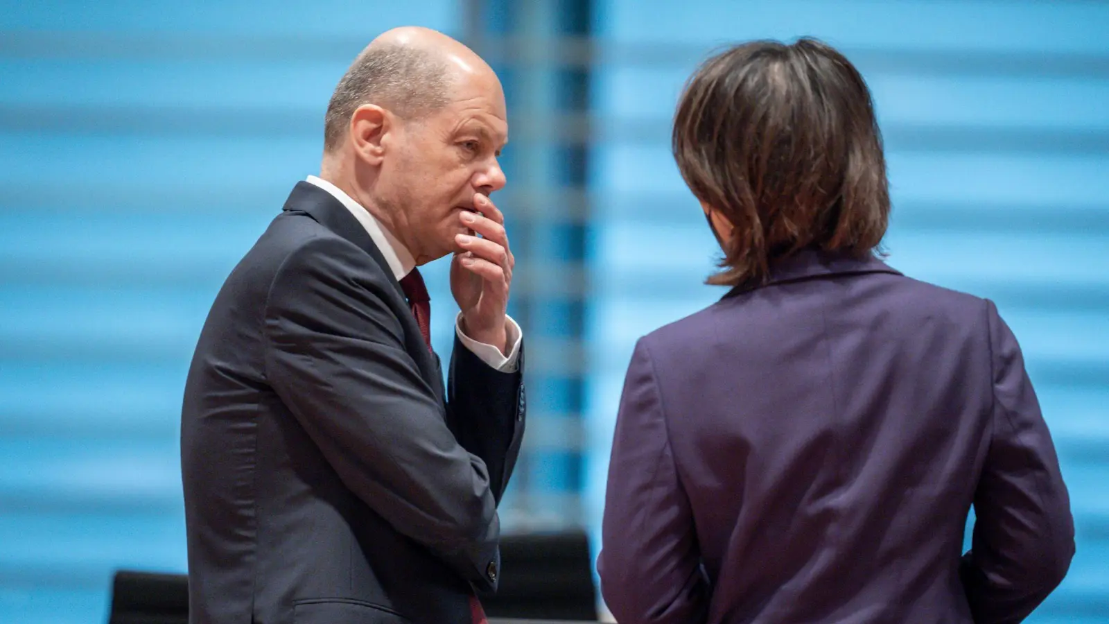 Sie will nach Kiew, er nicht: Außenministerin Annalena Baerbock und Bundeskanzler Olaf Scholz im Gespräch. (Foto: Michael Kappeler/dpa-pool/dpa)