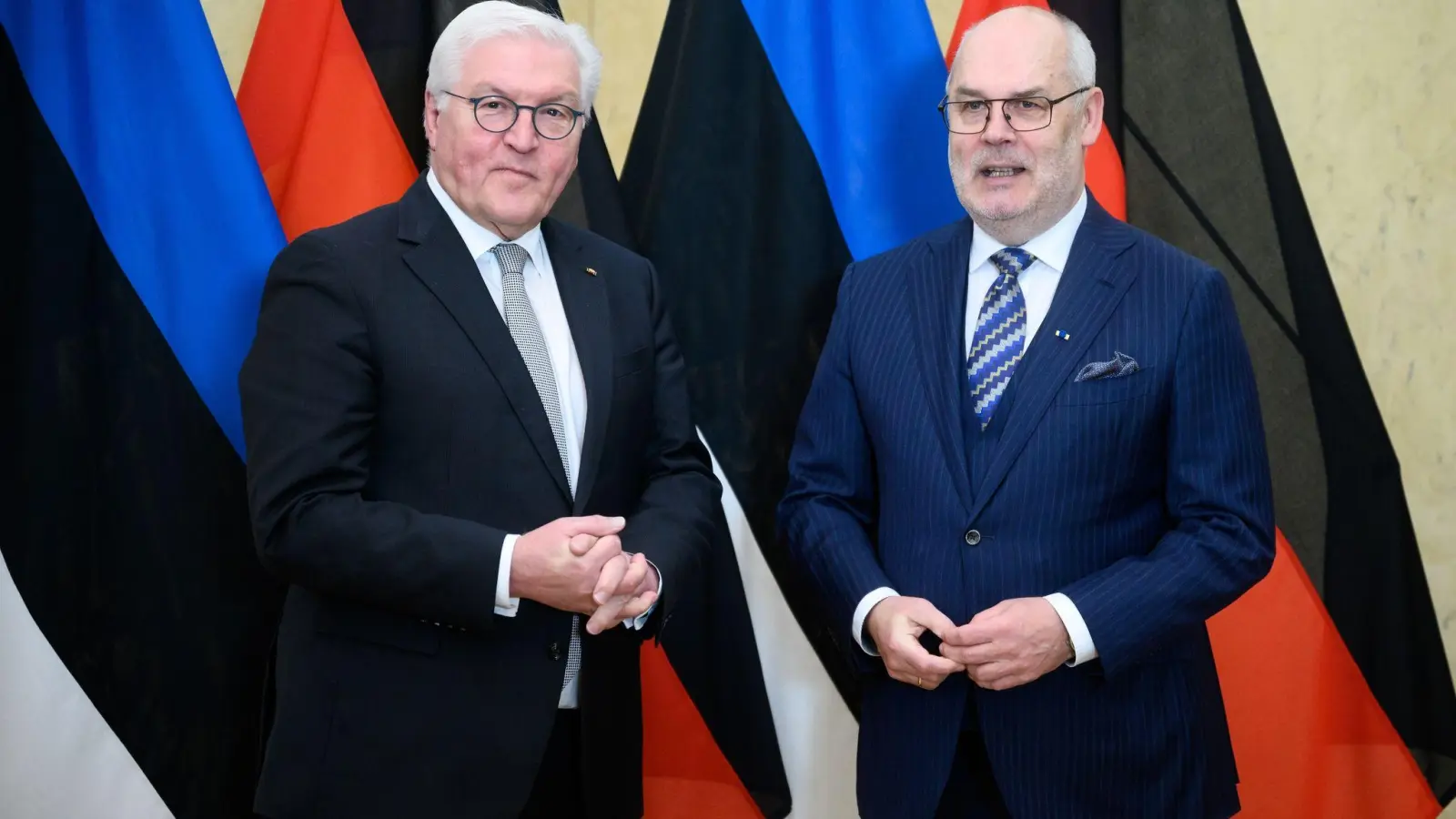 Bundespräsident Frank-Walter Steinmeier und Estalnds Präsident Alar Karis (r) treffen sich in Tallinn zu einem Gespräch. (Foto: Bernd von Jutrczenka/dpa)