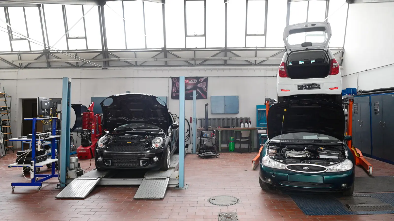 Die Gebäude der Berufsschule an der Beckenweiherallee – hier die Kfz-Werkstatt – sind seit vielen Jahren marode. (Archivbild: Jim Albright)