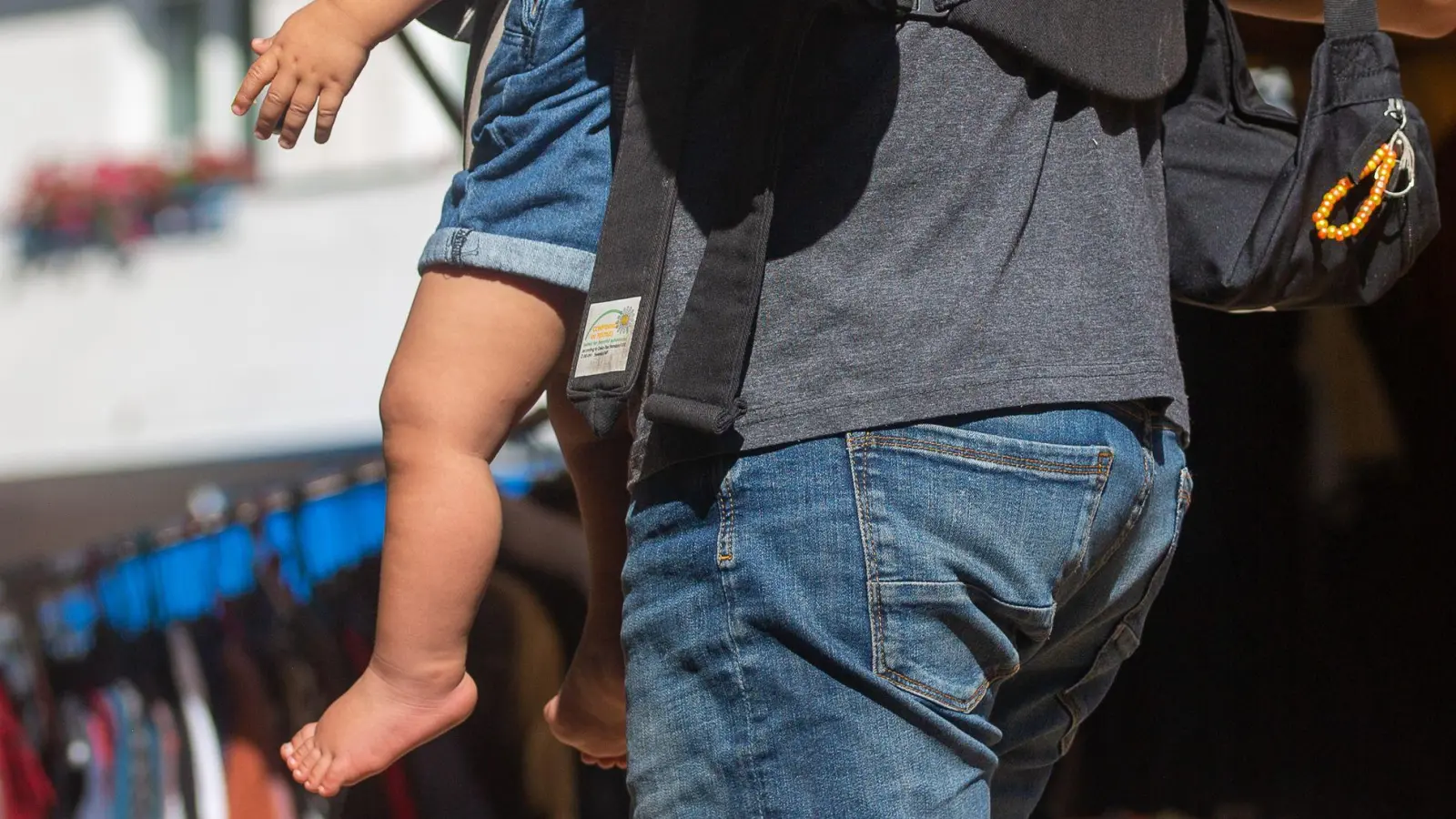 In Deutschland erklären 42 Prozent der Väter, kranke Kinder mindestens ebenso häufig zu betreuen wie ihre Partnerinnen. (Symbolbild) (Foto: Fernando Gutierrez-Juarez/dpa)
