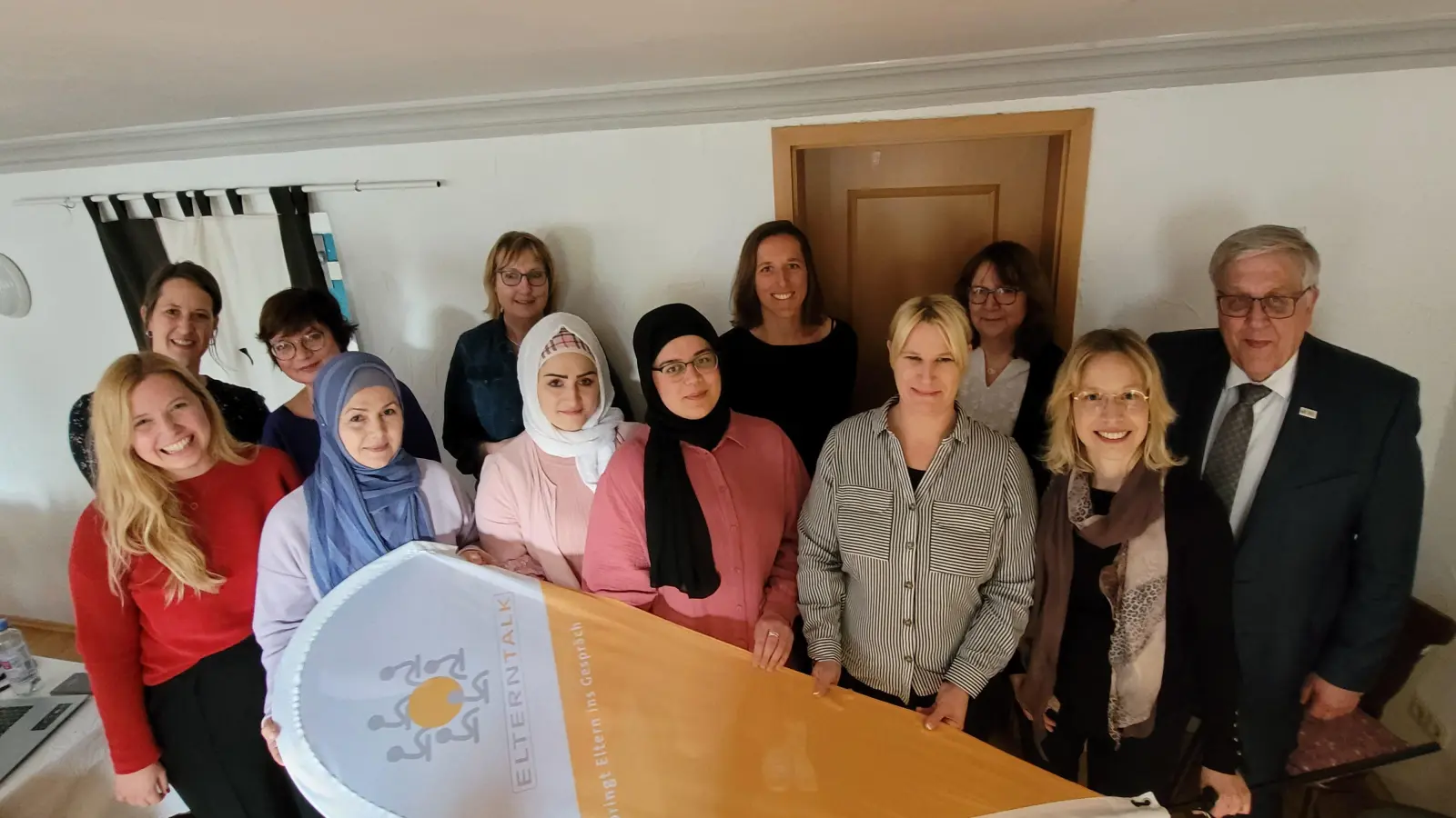 Ziehen alle an einem Strang und engagieren sich dafür, dass die Familie funktioniert (hinten, von links): Johanna Schwarzer, Gabriele Sattler, Gisela Heusinger-Herz, Ann-Christine Häßlein, Angela Brock und Landrat Helmut Weiß, sowie (vorne, von links): Alicia Wolff, Raisa Dakaeva, Rouzana Alahmar, Safa Alakash, Jessica Rauhut und Lorraine Angermann. (Foto: Nina Daebel)