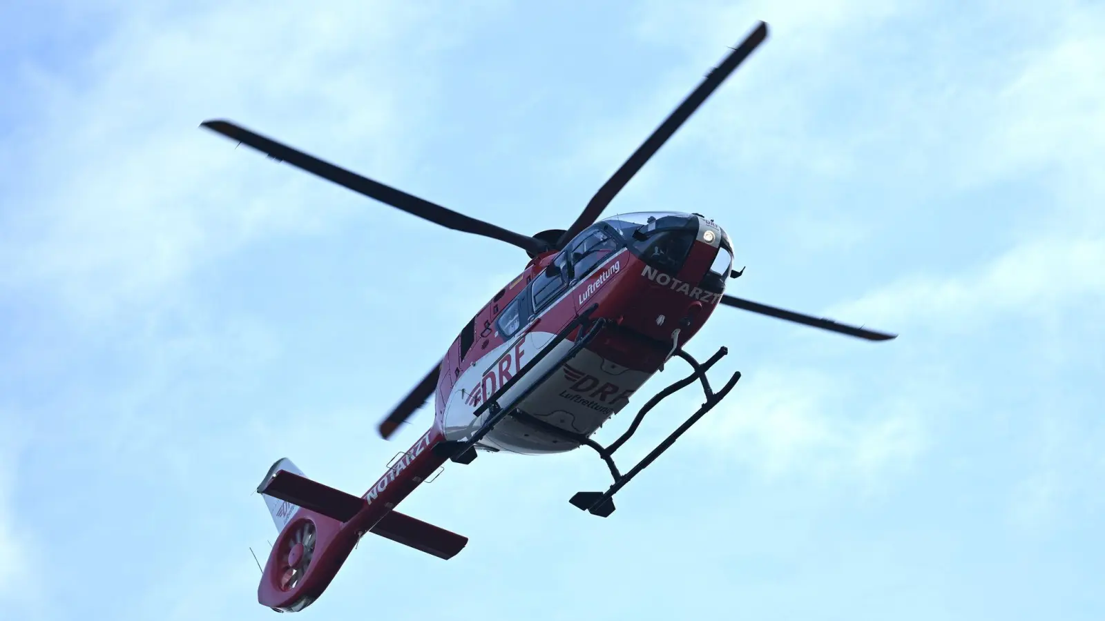 Der verunglückte Turner wurde mit dem Rettungshubschrauber in eine Unfallklinik gebracht. (Symbolbild) (Foto: Elisa Schu/dpa)