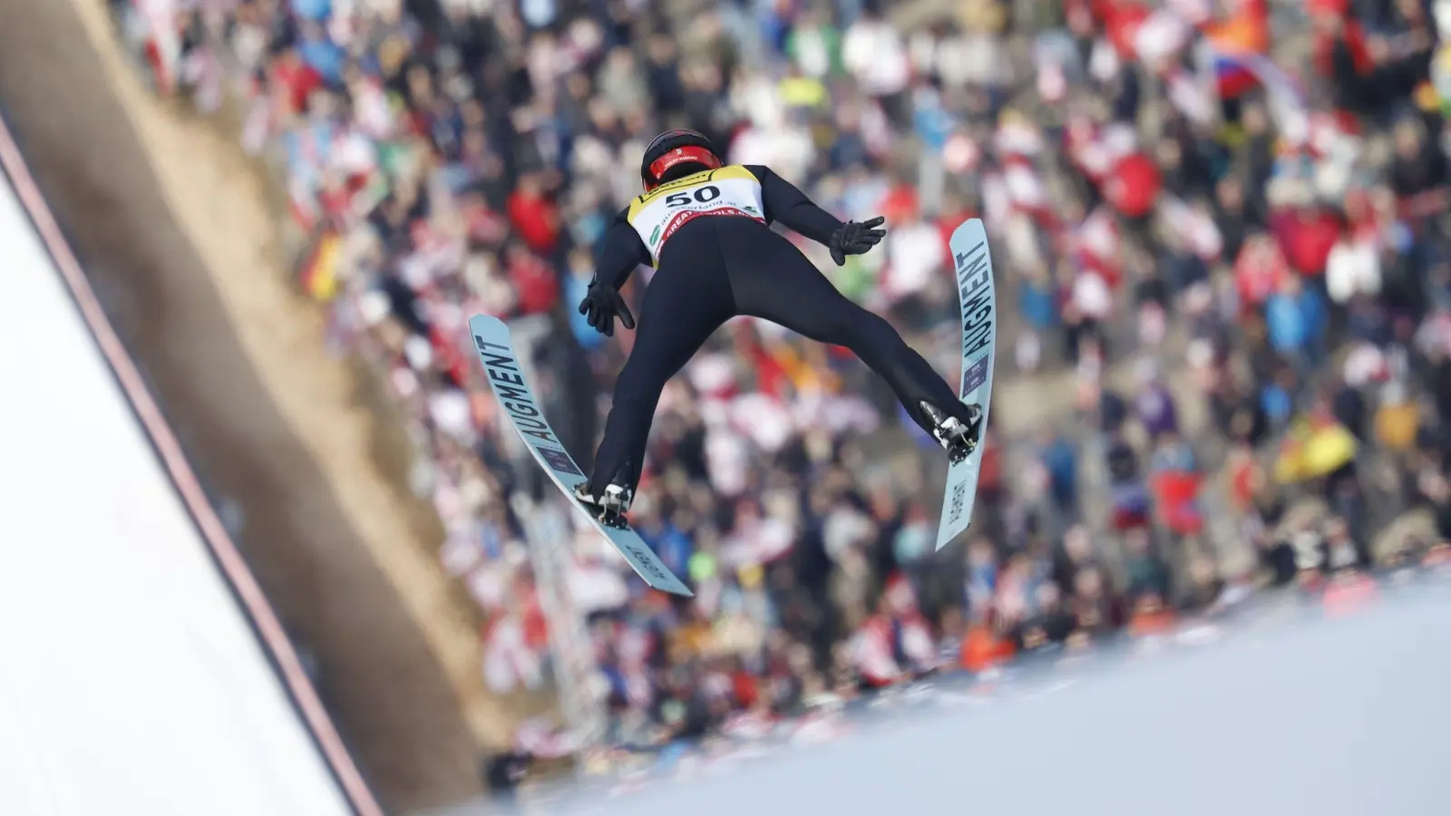 Philipp Raimund kam beim Skifliegen in Österreich nur auf Platz 16.  (Foto: Erwin Scheriau/APA/dpa)