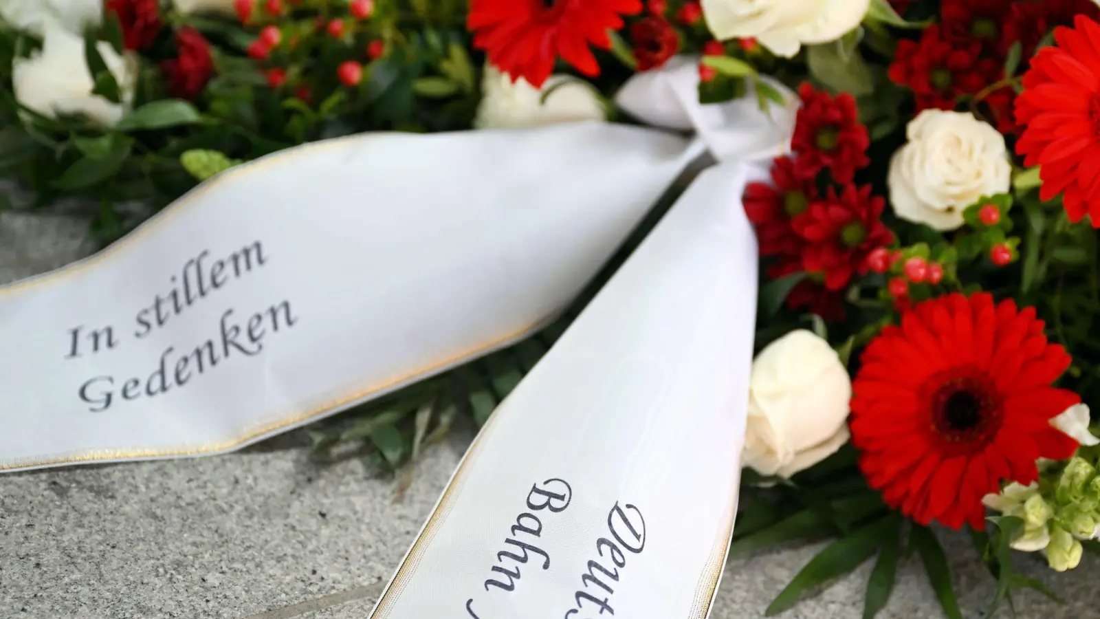 Ein Gedenkgesteck der Deutschen Bahn. (Archivbild) (Foto: Angelika Warmuth/dpa)