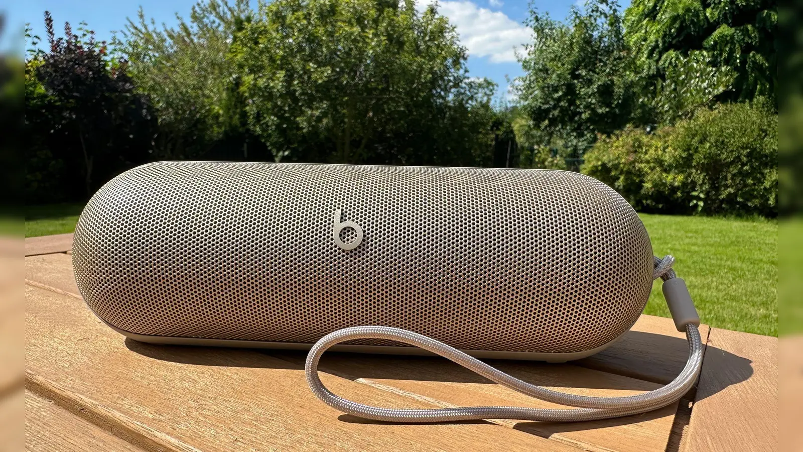 Dank neuer Tief- und Hochtöner liefert der Beats Pill jetzt einen tieferen Bass und ausgewogene Klänge für verschiedene Musikgenres. (Foto: Andrej Sokolow/dpa-tmn)