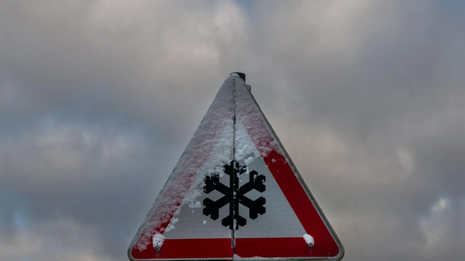 Frost, Glätte, Schnee: Der Winter meldet sich zurück. (Illustration)   (Foto: Stefan Puchner/dpa)