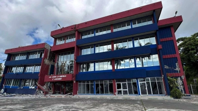 Ein Gebäude in Port Vila ist nach einem starken Erdbeben beschädigt. Das Auswärtige Amt rät Urlaubern von nicht notwendigen Reisen in den Inselstaat Vanuatu ab. (Foto: Tim Cutler/Tim Cutler/AP/dpa)