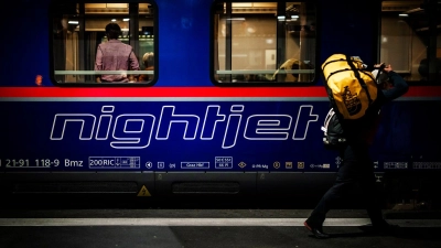 Zwei Nachtzüge standen in Franken für mehrere Stunden still, nachdem sie mit einer Streusalzkiste zusammengestoßen waren. (Symbolbild) (Foto: Michael Buholzer/KEYSTONE/dpa)