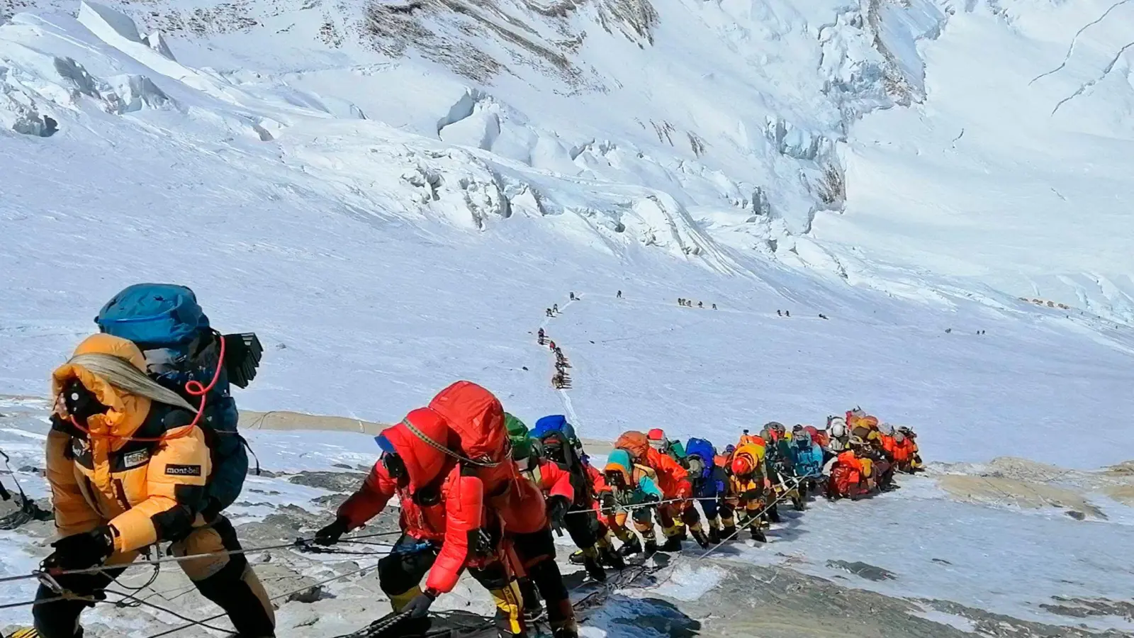 Hinauf auf den höchsten Berg der Welt: In einer langer Schlange klettern Bergsteiger auf einem Pfad knapp unterhalb von Lager vier. (Foto: Rizza Alee/AP/dpa)