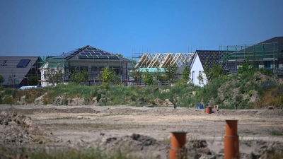 Ein Baugrundgutachten sollte vor Baubeginn erstellt werden, um Verzögerungen und nachträgliche Kostensteigerungen zu vermeiden. (Foto: Soeren Stache/dpa-Zentralbild/dpa-tmn)
