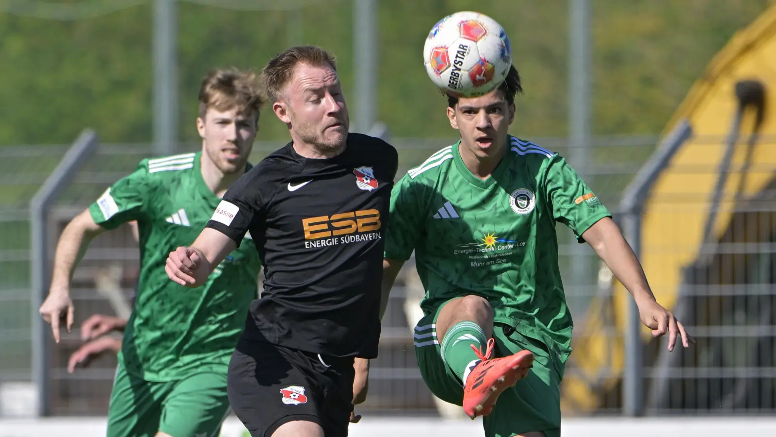 Salih Sen (rechts, hier mit Gästespieler Florian Sommersberger) sammelte gegen Hankofen wieder einige Spielminuten.  (Foto: Martin Rügner)
