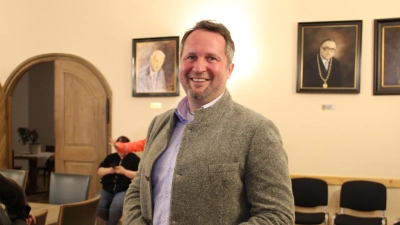 Auch Florian Vogel sah sich die Ergebnisse kurz im Sitzungssaal des Rathauses an.  (Foto: Clarissa Kleinschrot)