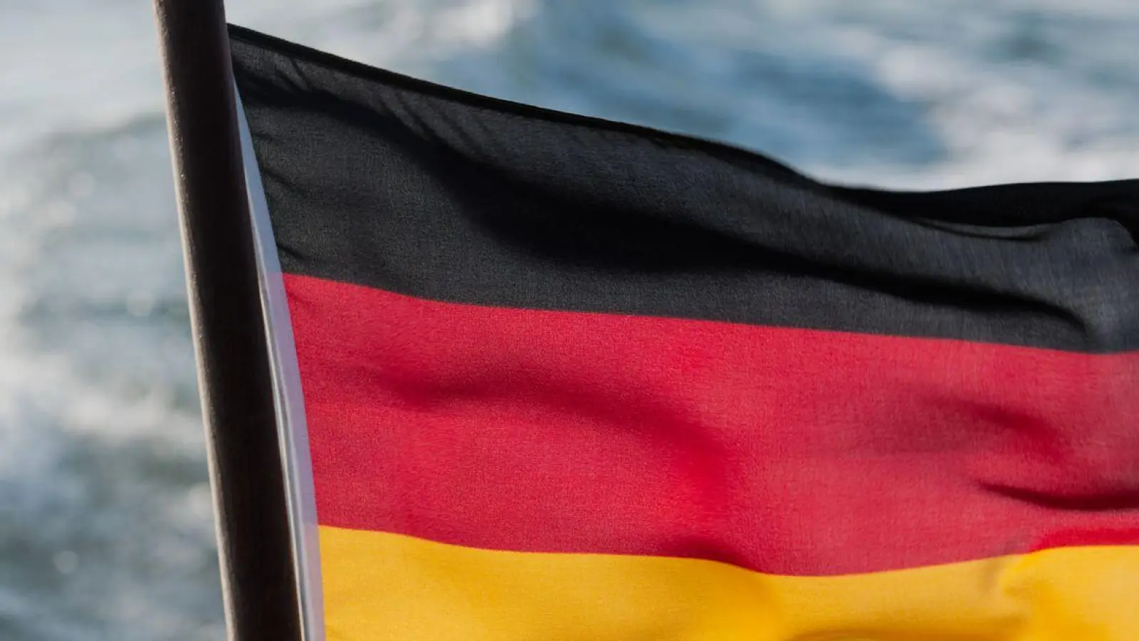 Nur ein Teil der Deutschen Handelsflotte unter deutscher Flagge unterwegs. (Symbolbild) (Foto: Stefan Sauer/dpa-Zentralbild/dpa)