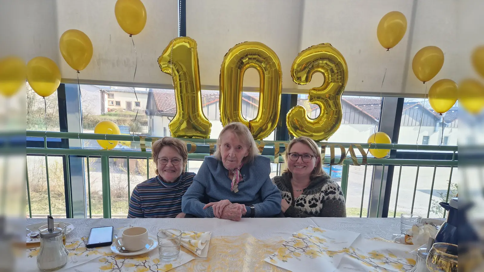 Tochter Heidemarie Holtkötter (links) und Enkelin Nadja Nendel feierten mit dem Geburtstagskind Anna Grauvogl im Wintergarten des Haus Phönix den 103. Geburtstag. (Foto: Sophia Schmidt)