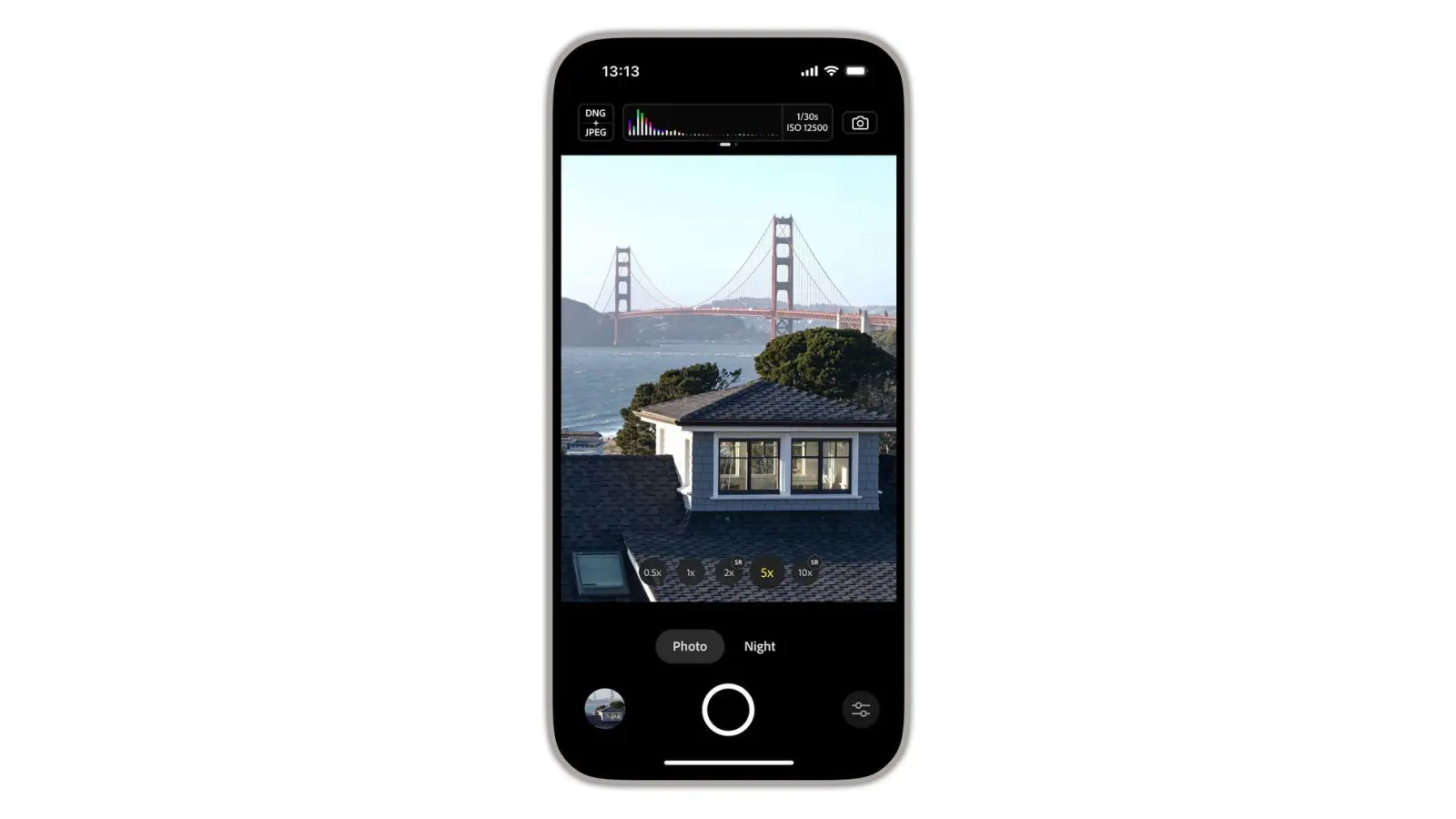 Project Indigo auf einem iPhone 16 Pro Max: Oben über dem Sucherbild sind das Live-Histogramm, der ISO-Wert und die Belichtungszeit zu erkennen. (Foto: Adobe/dpa-tmn)