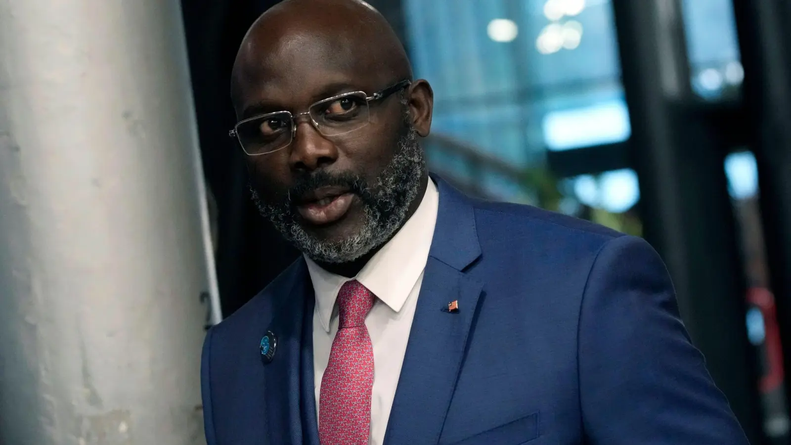 Wird mit mehreren Korruptionsskandalen in Verbindung gebracht: Ex-Weltfußballer George Weah. (Foto: Christophe Ena/AP/dpa)