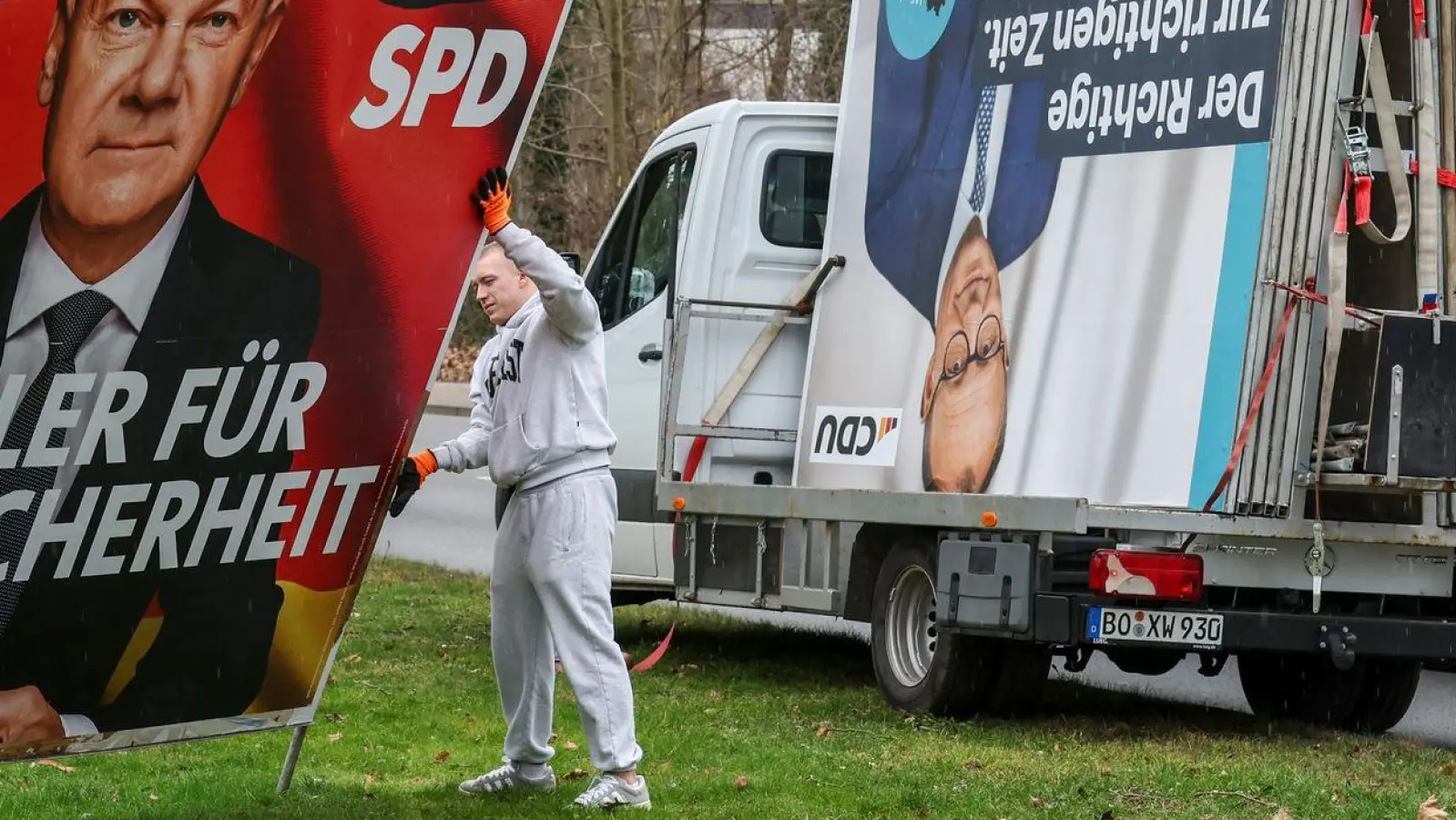 Schon werden die ersten Wahlplakate abgebaut, wie hier in Gelsenkirchen. In der nordrhein-westfälischen Stadt landete die AfD laut Daten der Bundeswahlleiterin mit 24,7 Prozent der Zweitstimmen knapp vor der SPD, die 24,1 Prozent erhielt.  (Foto: Christoph Reichwein/dpa)