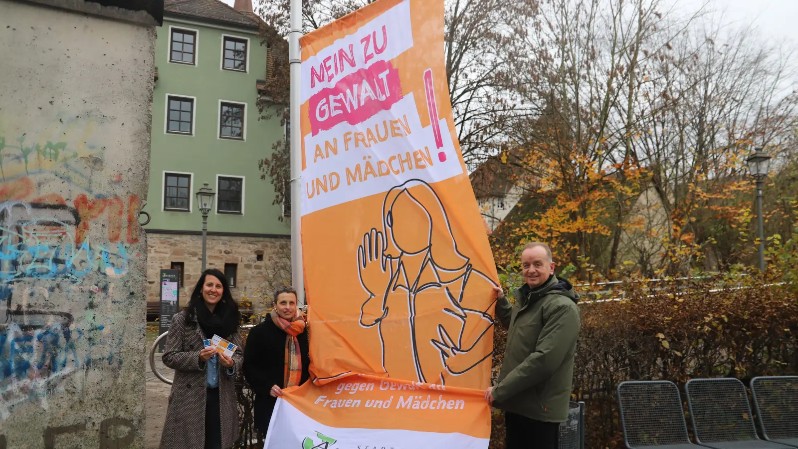 Sie stellten die Hilfekärtchen vor: Tanja Peipp (l.) vom Landkreis, Lisa-Marie Buntebarth von der Stadt und OB Thomas Deffner. (Foto: Oliver Herbst)