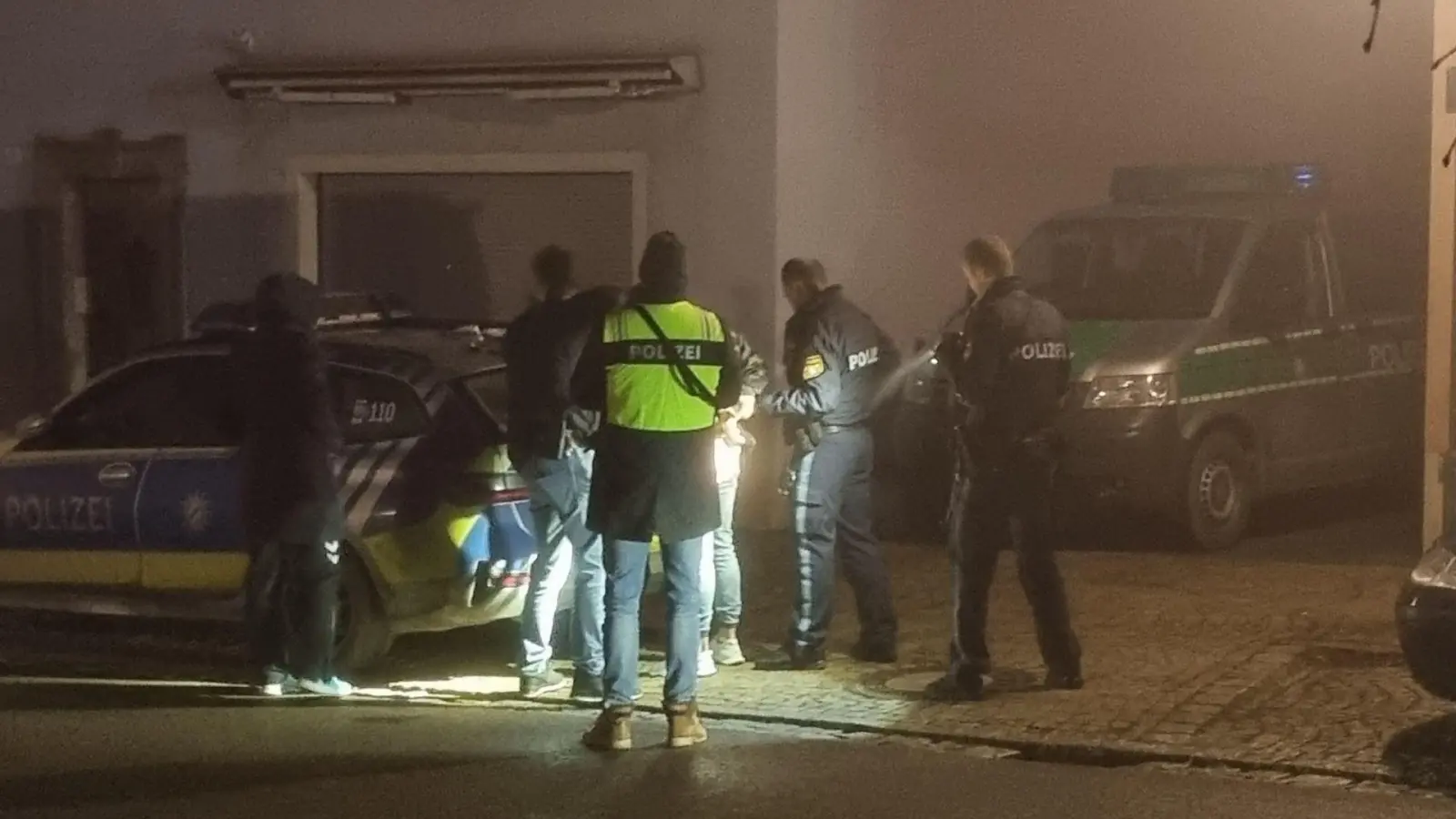 Der Abend des 14. Februar 2023: Im dunklen und nebligen Lehrberg sucht die Polizei nach den Spuren der Gewalttat, die sich hier kurz zuvor ereignet hat. (Archivfoto: News5/Thomas Haag)