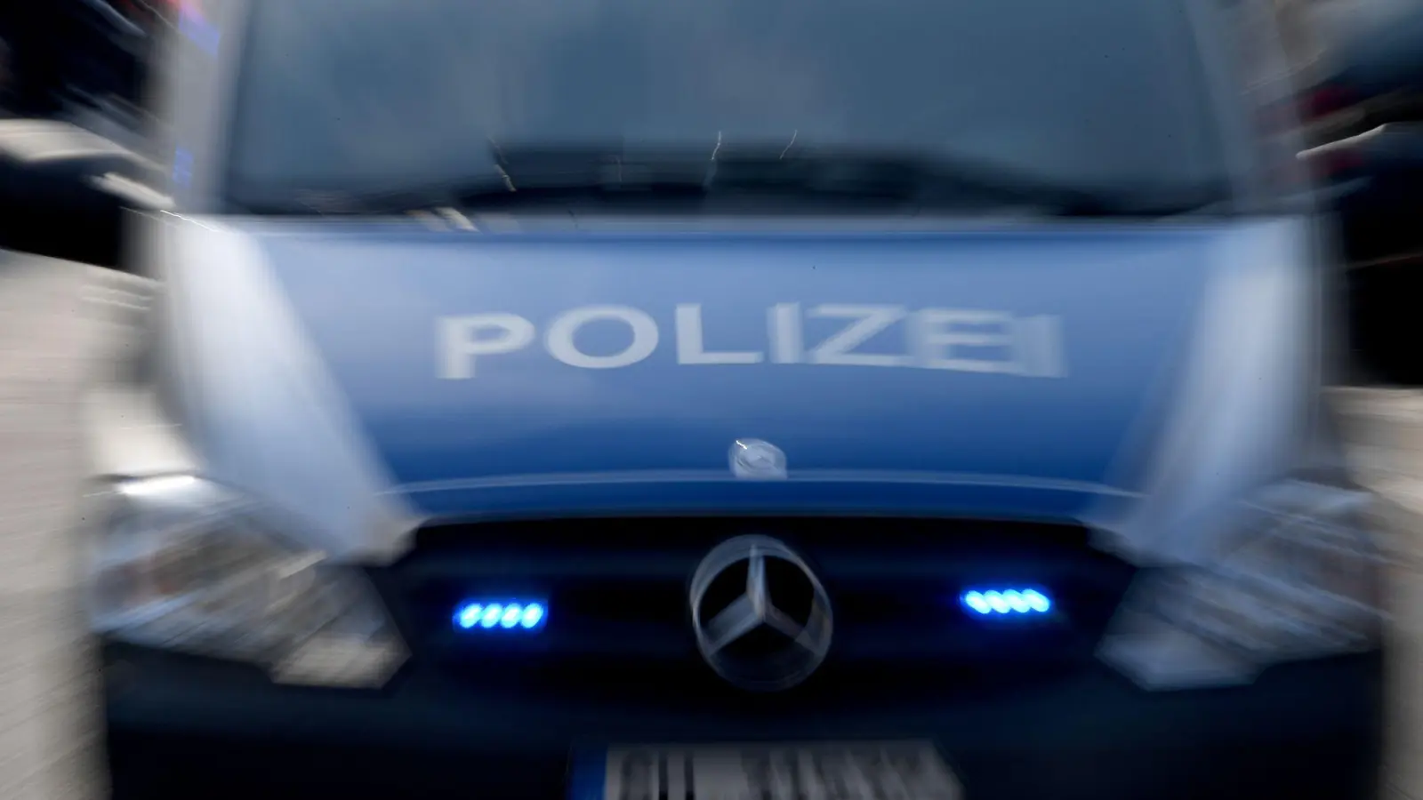 Mit einem Unfall auf der Autobahn hatte es die Polizei zu tun. (Symbolbild: Carsten Rehder/dpa)