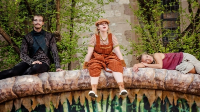 Machen es sich auf einer umgestürzten Palme bequem (von links): Niklas Kappler als Baghira, Jaes Gärtner als Balu und Juliane Krug als Mogli. (Foto: Nicole Brühl)