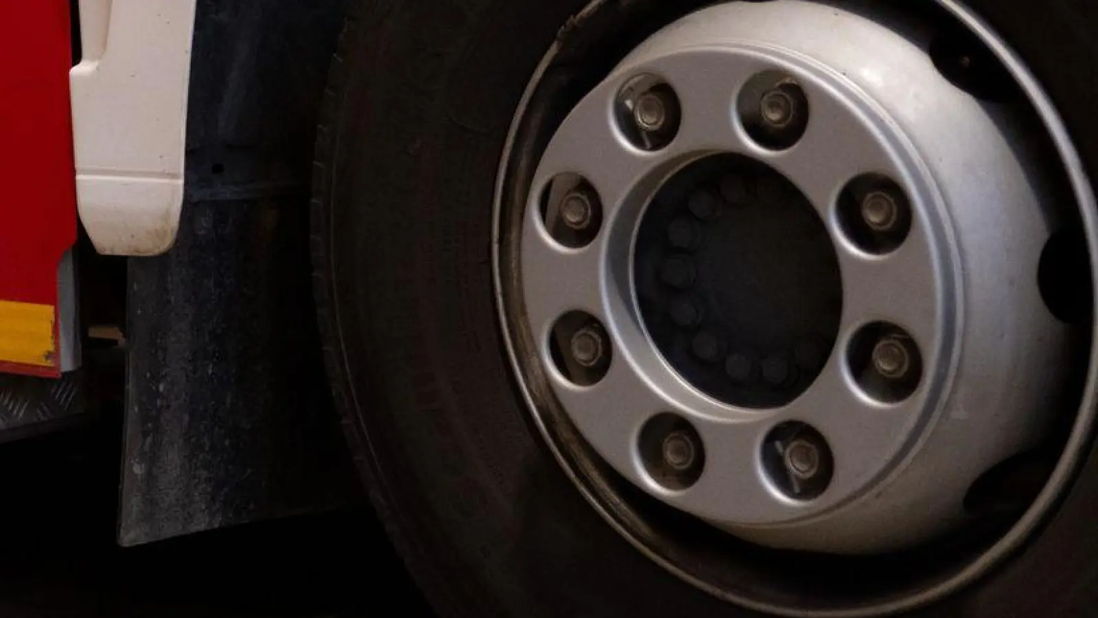 Bei dem Brand musste die Feuerwehr das gesamte Dach öffnen, um an die Glutnester zu kommen. (Symbolbild) (Foto: Niklas Treppner/dpa)