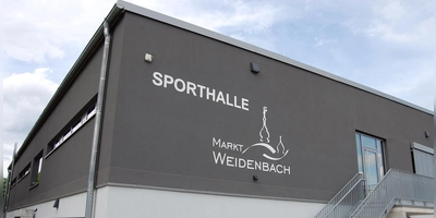 Die moderne Sporthalle in Weidenbach hat eine wichtige Funktion im Ort. (Foto: Christian Treffer)