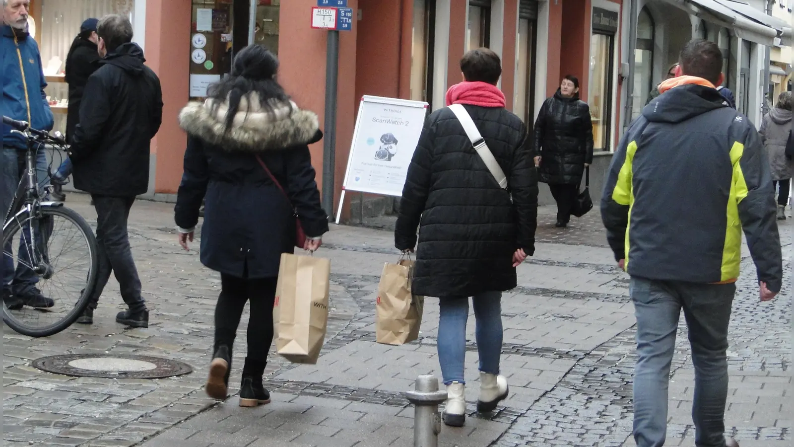 Die Innenstadt ist belebt, doch manch ein Einzelhändler registriert, dass die Kunden im Durchschnitt weniger ausgeben. (Foto: Winfried Vennemann)