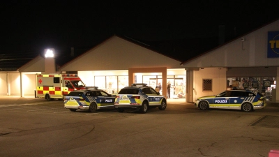 Zwei maskierte Personen überfielen am Mittwochabend einen Drogeriemarkt in der Welserstraße in Ansbach. (Foto: NEWS5 / Markus Zahn)