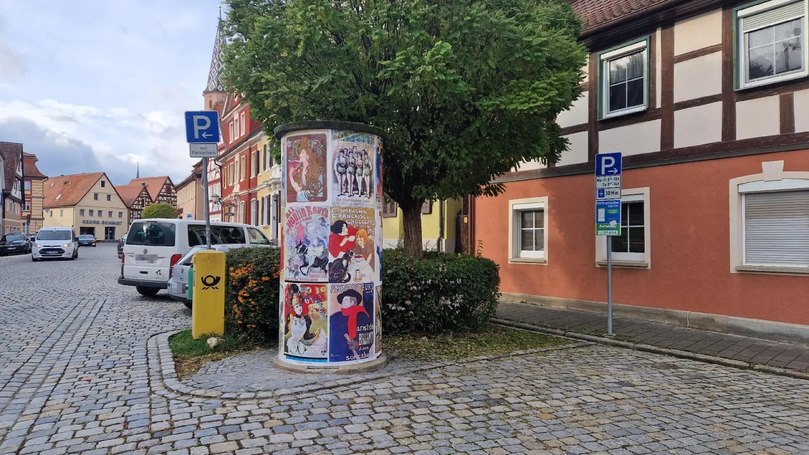 Bunt ist die Litfaßsäule in der Seegasse in Bad Windsheim mit ihren wechselnden Motiven. (Foto: Simone Schuller)