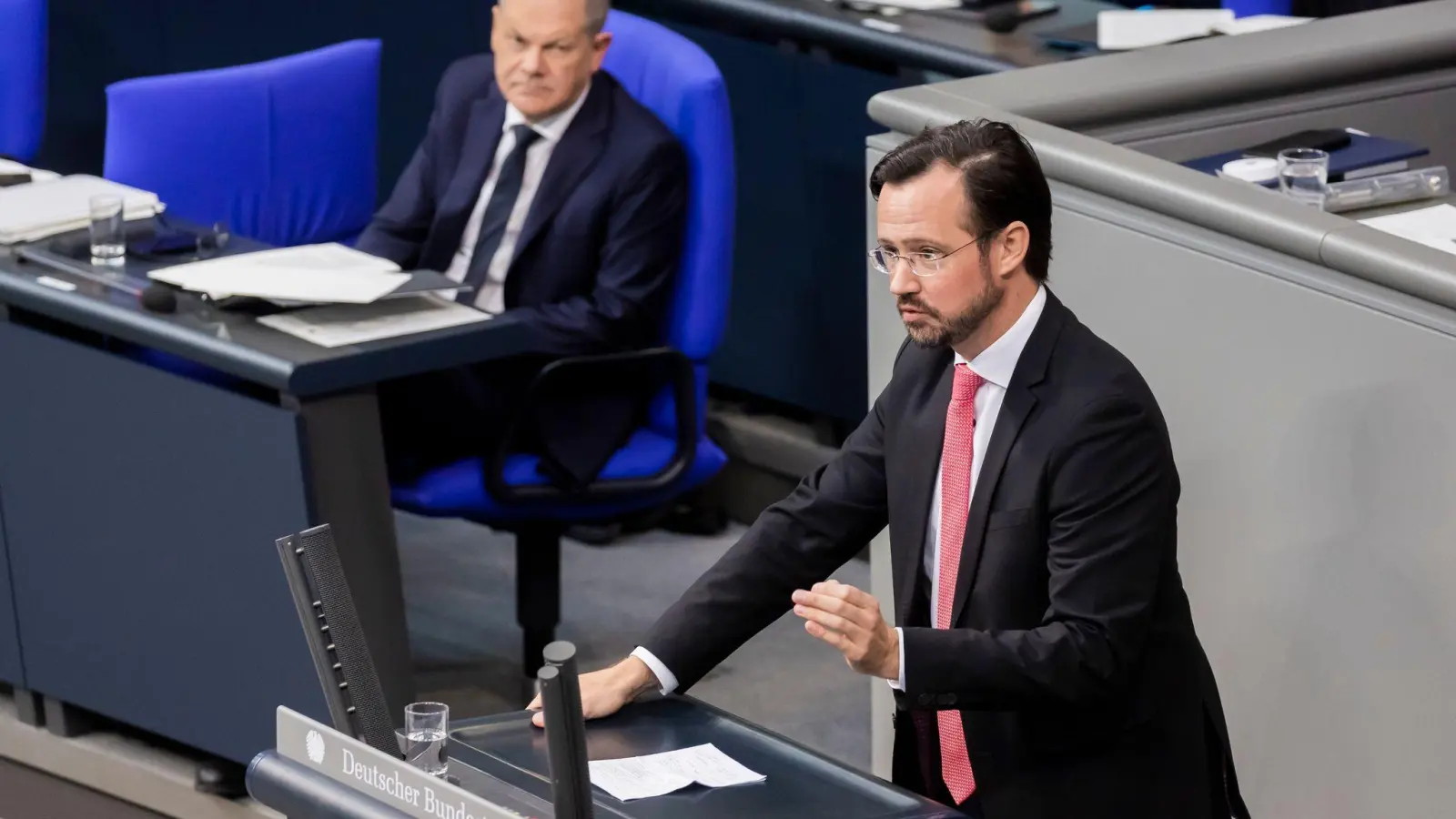 „Im Vorfeld der Ministerpräsidentenkonferenz hagelt es gerade Vorschläge von ganz unterschiedlicher Treffsicherheit“, sagt SPD-Fraktionsvize Dirk Wiese vor den Beratungen über die Finanzierung der Migrationskosten. (Foto: Christoph Soeder/dpa)